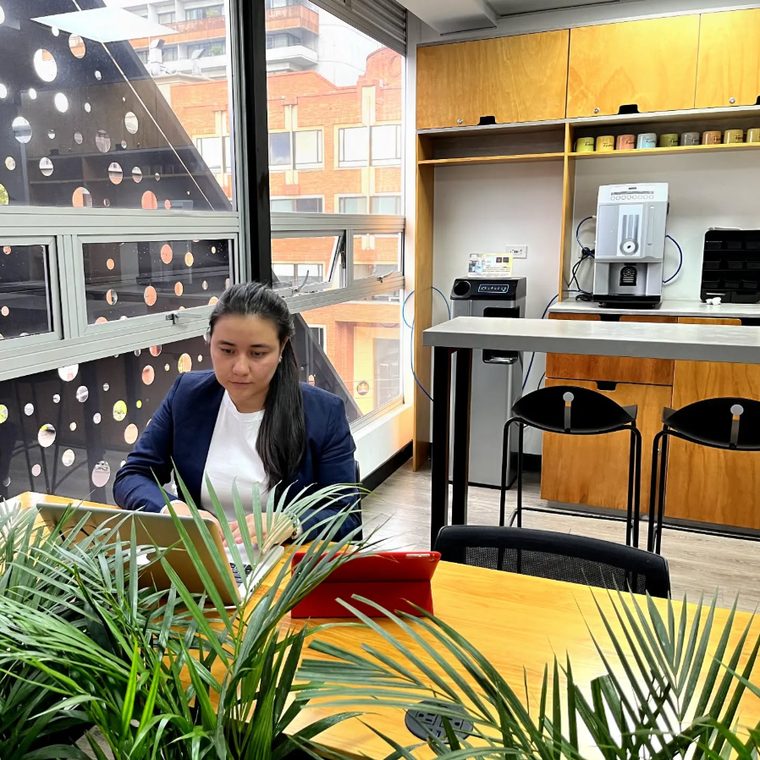 Yulieth Martínez trabajando